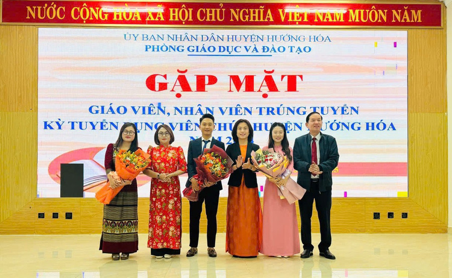 Lãnh đạo Phòng GD&ĐT huyện Hướng Hóa tặng hoa chúc mừng các giáo viên trúng tuyển.