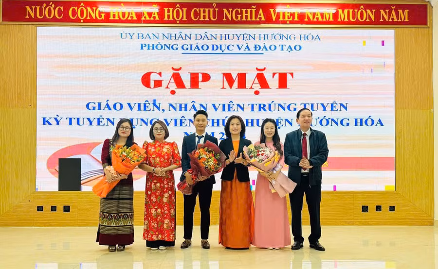 Lãnh đạo Phòng GD&ĐT huyện Hướng Hóa tặng hoa chúc mừng các giáo viên trúng tuyển.