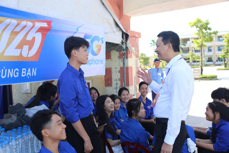 Ông Võ Văn Minh, Phó Giám đốc Sở GD&ĐT Quảng Trị động viên đoàn thanh niên tiếp sức mùa thi. 96bcc64ad39964c73d88.jpg