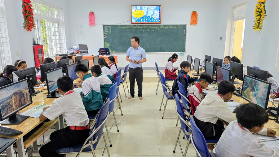 Thầy Hoàng Dương Hòa – giáo viên Trường TH&THCS A Ngo giúp học sinh vùng biên giới tiếp cận CNTT.