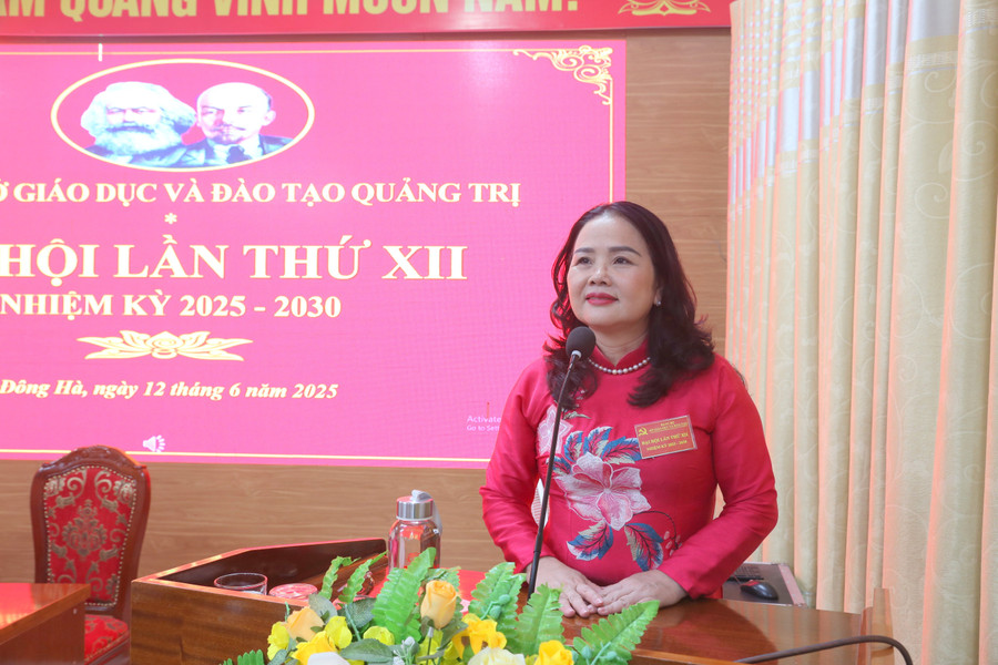TS Lê Thị Hương, Bí thư Đảng ủy, Giám đốc Sở GD&ĐT tỉnh Quảng Trị phát biểu khai mạc Đại hội. dai-hoi-7.jpg