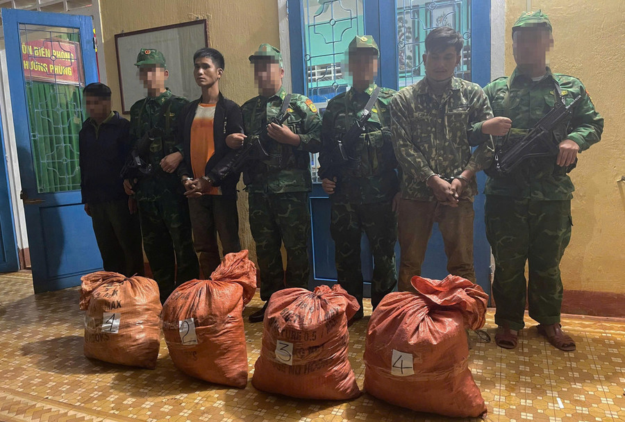 Hai nghi phạm bị bắt giữ cùng tang vật. 7e9b579e311abc44e50b.jpg
