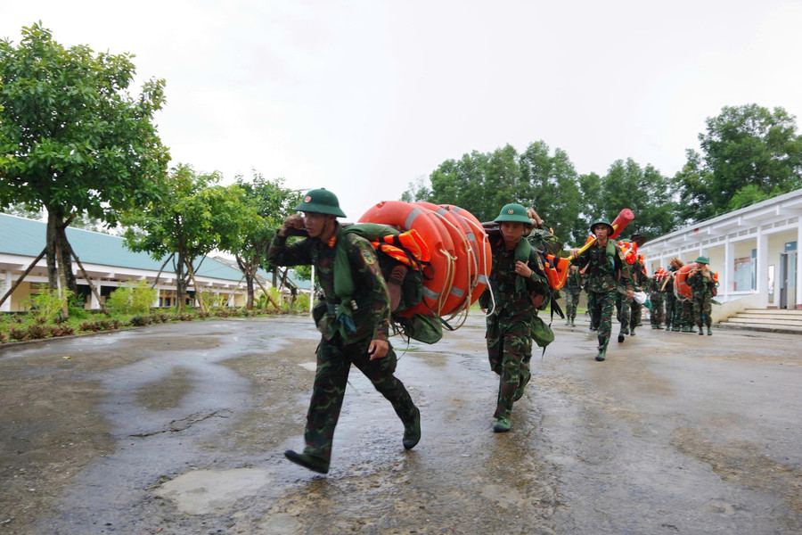 Trung đoàn bộ binh 996, Bộ CHQS tỉnh triển khai công tác chuẩn bị phòng, chống cơn bão số 10. (Ảnh: Xuân Diện)