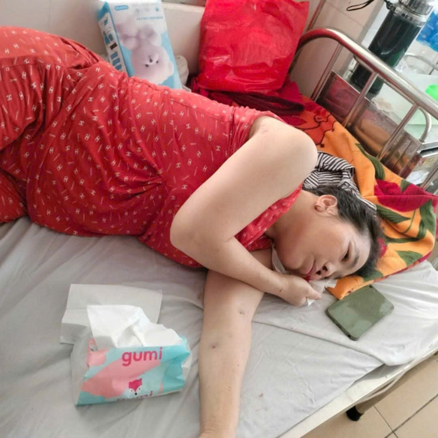 Chị Nguyệt lo sợ, một mai kia sẽ không thể nhìn thấy con. 72459cf3233d9663cf2c.jpg