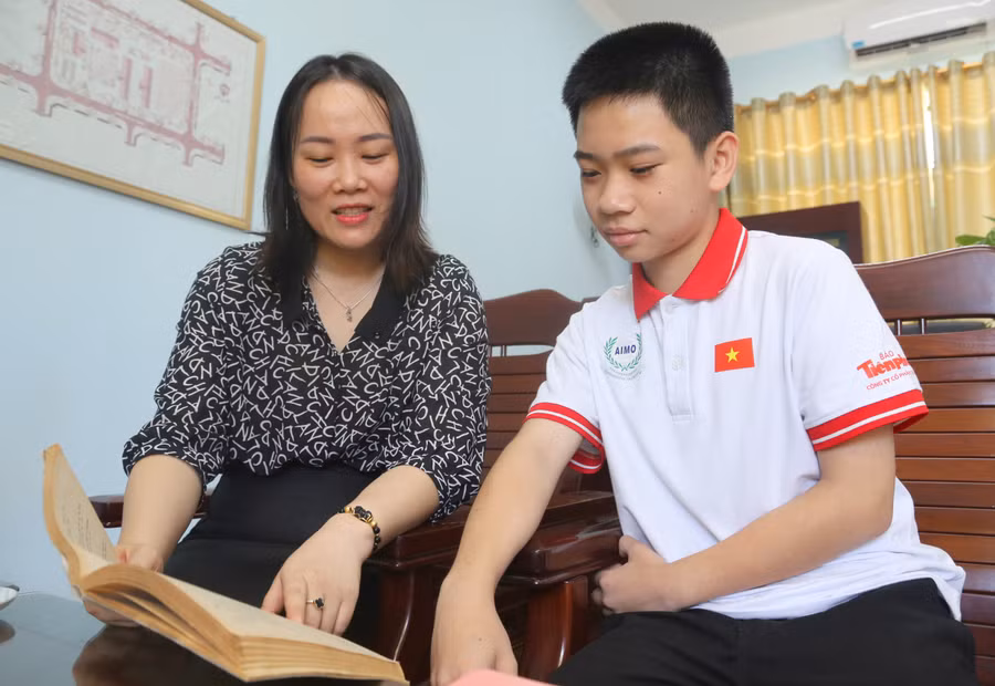 Em Dương Minh Tâm và cô giáo bộ môn Toán trao đổi thông tin về cuộc thi.