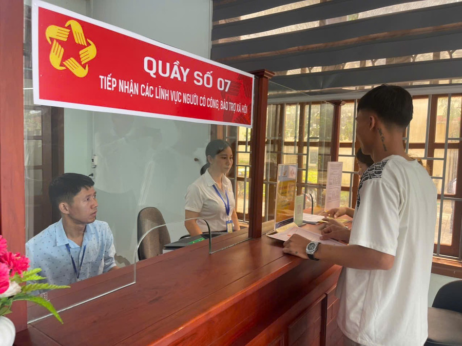 Người dân làm thủ tục tại bộ phận một cửa xã Hướng Hiệp, tỉnh Quảng Trị.