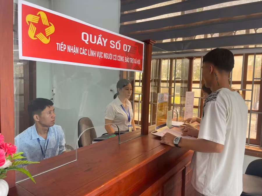 Người dân làm thủ tục tại bộ phận một cửa xã Hướng Hiệp, tỉnh Quảng Trị.