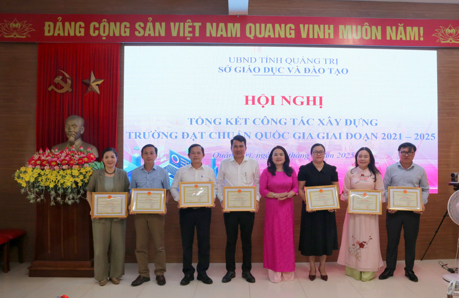 Giám đốc Sở GD&ĐT Quảng Trị tặng Giấy khen cho 15 tập thể... truong-chuan-quoc-gia-7.jpg