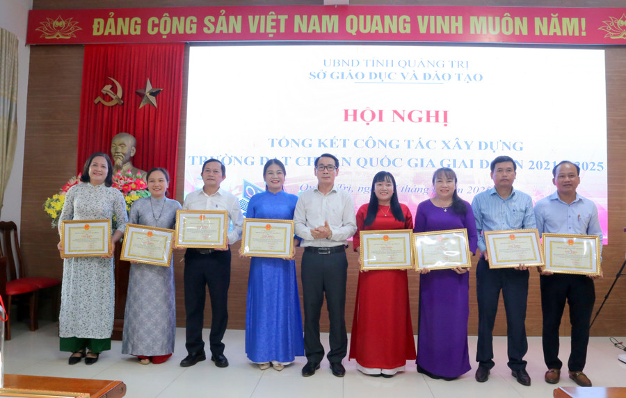 Ông Mai Huy Phương, Phó Giám đốc Sở GD&ĐT Quảng Trị tặng giấy khen cho các cá nhân. truong-chuan-quoc-gia-10.jpg