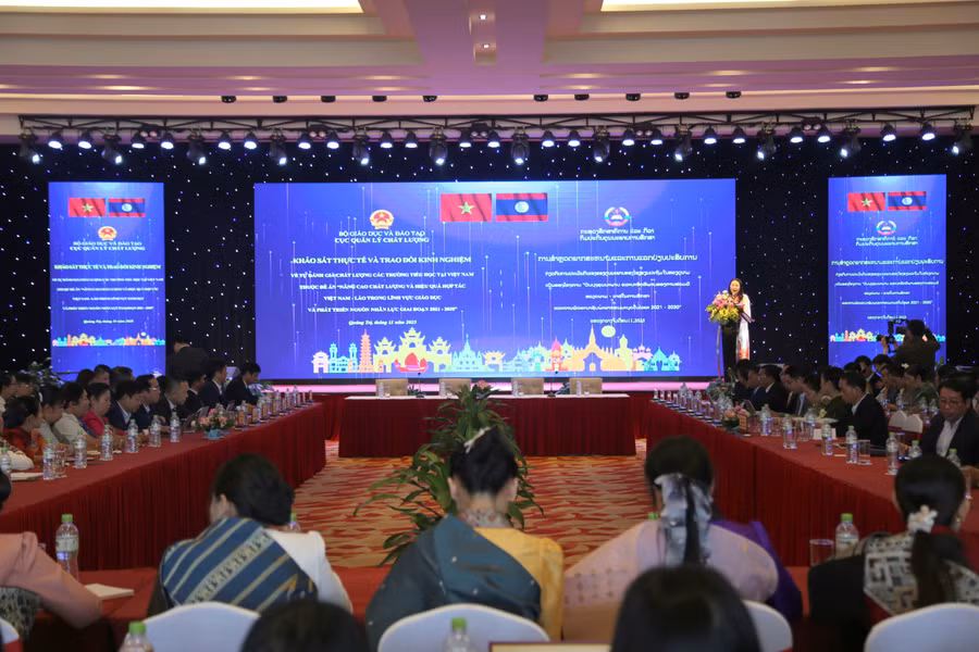 Cán bộ, giáo viên ngành Giáo dục Việt Nam-Lào trao đổi, chia sẻ những kinh nghiệm tại hội thảo.