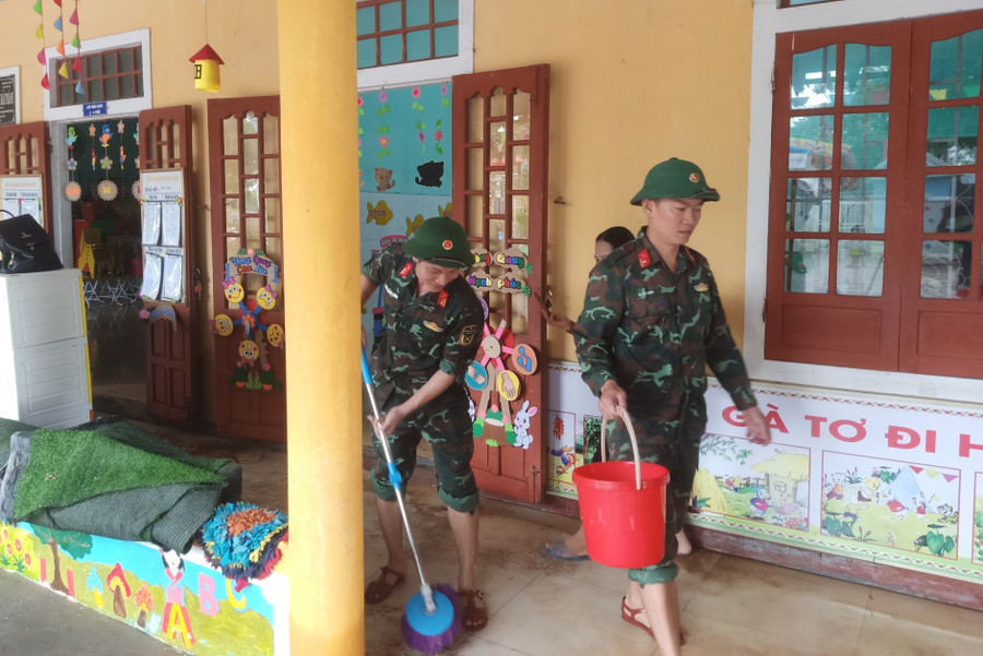 Đợt mưa lũ vừa qua khiến Trường mầm non Hải Thành (xã Diên Sanh) bị ảnh hưởng nặng. khac-phuc-lu-1.jpg