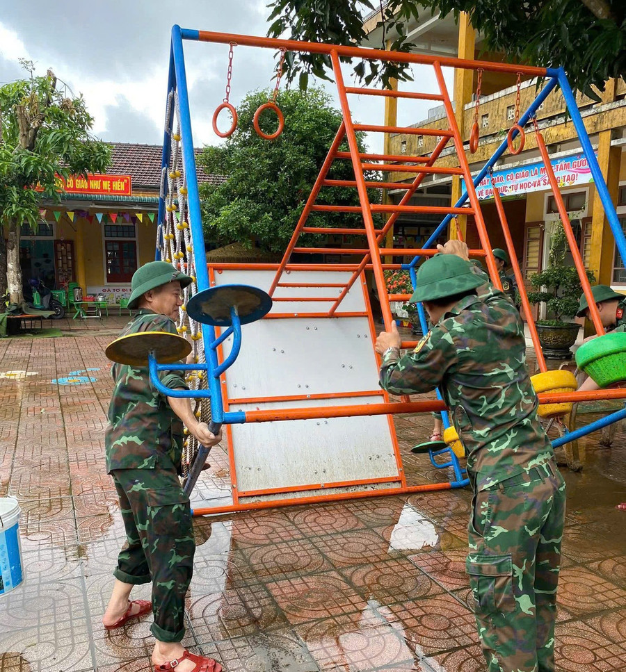 Trường nằm trong địa bàn thấp trũng nên bị ngập nước. khac-phuc-lu-2.jpg