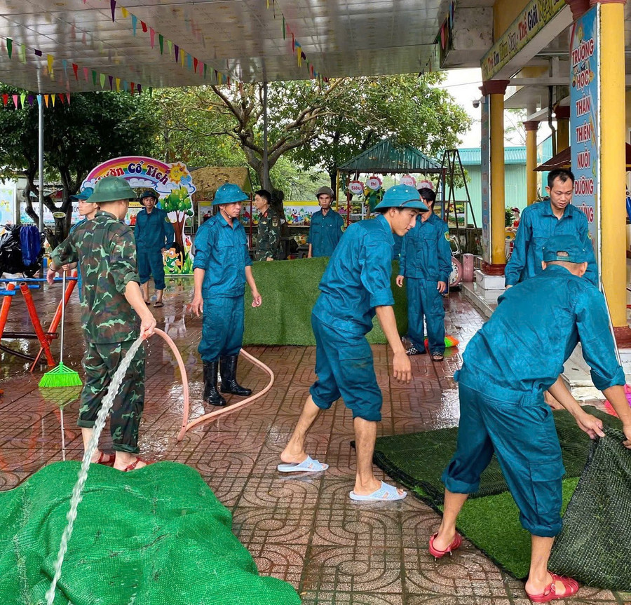 Những việc làm thiết thực, ý nghĩa của cán bộ, chiến sĩ Ban chỉ huy phòng thủ KV4 - Triệu Phong và các lực lượng địa phương đã kịp thời giúp nhân dân vượt qua khó khăn, sớm ổn định cuộc sống sau mưa lũ. khac-phuc-lu-6.jpg