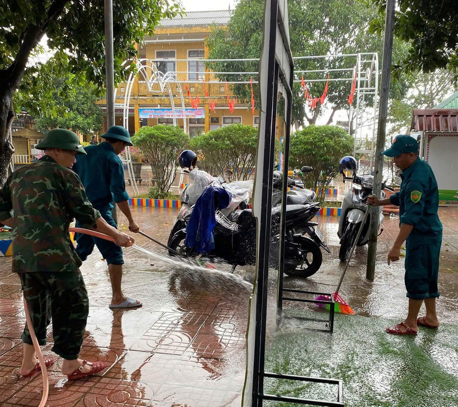 Nước lũ tràn vào sân trường, khiến trẻ em phải nghỉ học. khac-phuc-lu-5.jpg
