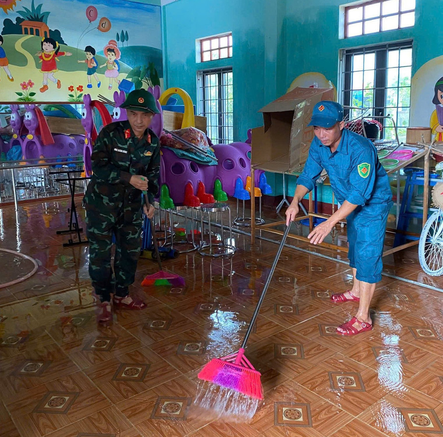 Từ sáng sớm, cán bộ, chiến sĩ cơ động về Trường Mầm non Hải Thành vệ sinh trường lớp để các cháu sớm trở lại trường học. khac-phuc-lu-8.jpg