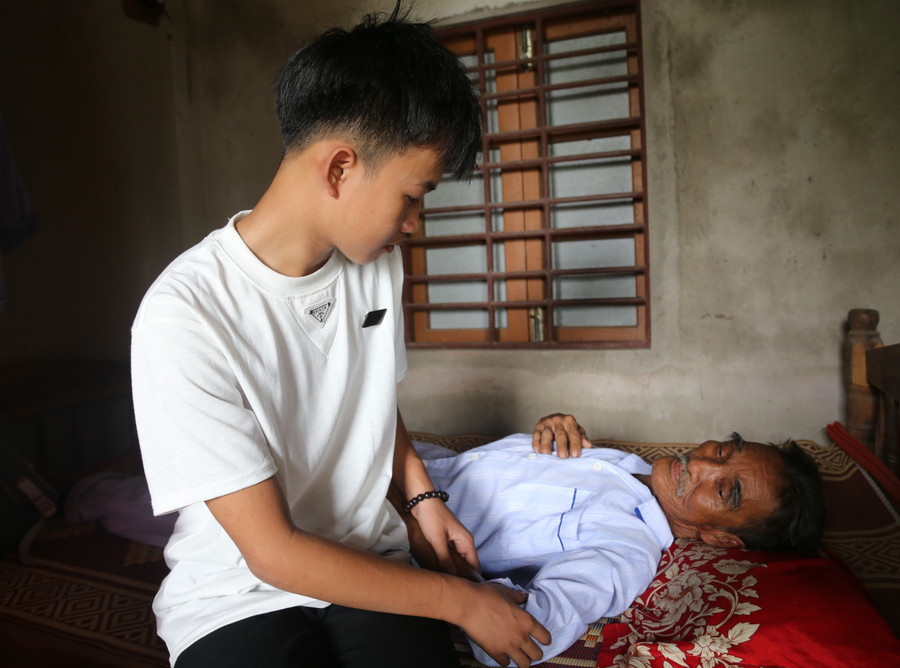 Cháu Phong bên ông nội bị ung thư phổi. nhan-ai-1.jpg
