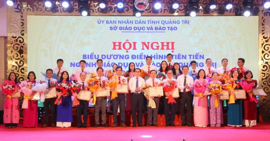 Các cá nhân điển hình được tuyên dương. dien-hinh-giao-duc-10.jpg