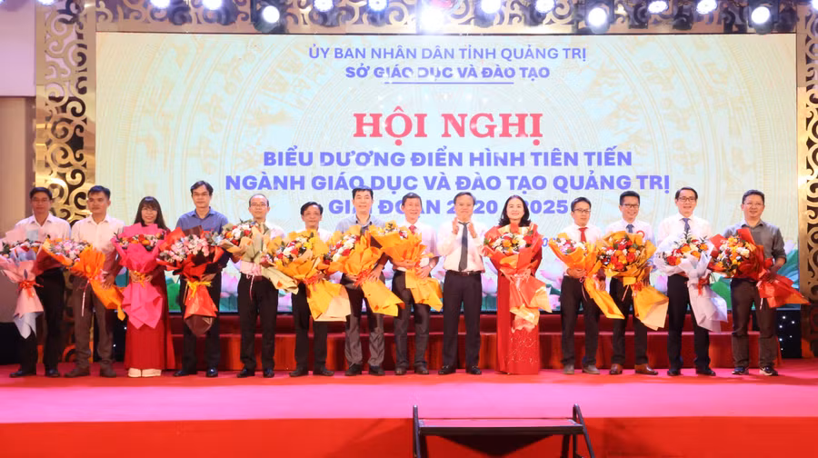 Lãnh đạo tỉnh Quảng Trị biểu dương tổ chuyên môn bồi dưỡng học sinh đạt thành tích cao.