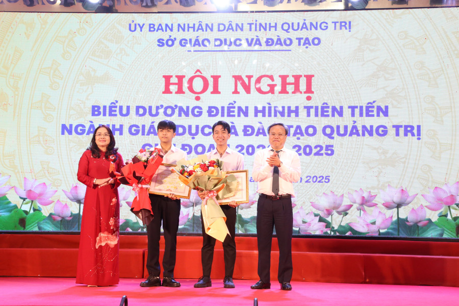 Lãnh đạo UBND tỉnh và Sở GD&ĐT tặng Bằng khen cho 2 học sinh đạt giải Tư hội thi KHKT quốc tế, tổ chức tại Hoa Kỳ. dien-hinh-giao-duc-3-5829.jpg