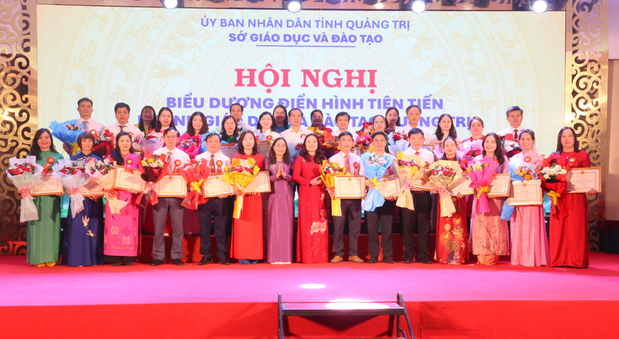 Lãnh đạo Ban Tuyên giáo và Dân vận Tỉnh ủy và Sở GD&ĐT tuyên dương các tập thể. dien-hinh-giao-duc-7.jpg