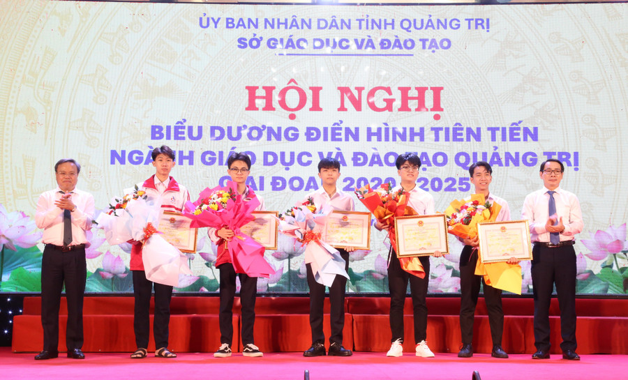 Tuyên dương các học sinh đạt giải cao trong cuộc thi KHKT quốc gia và quốc tế. dien-hinh-giao-duc-5-4746.jpg