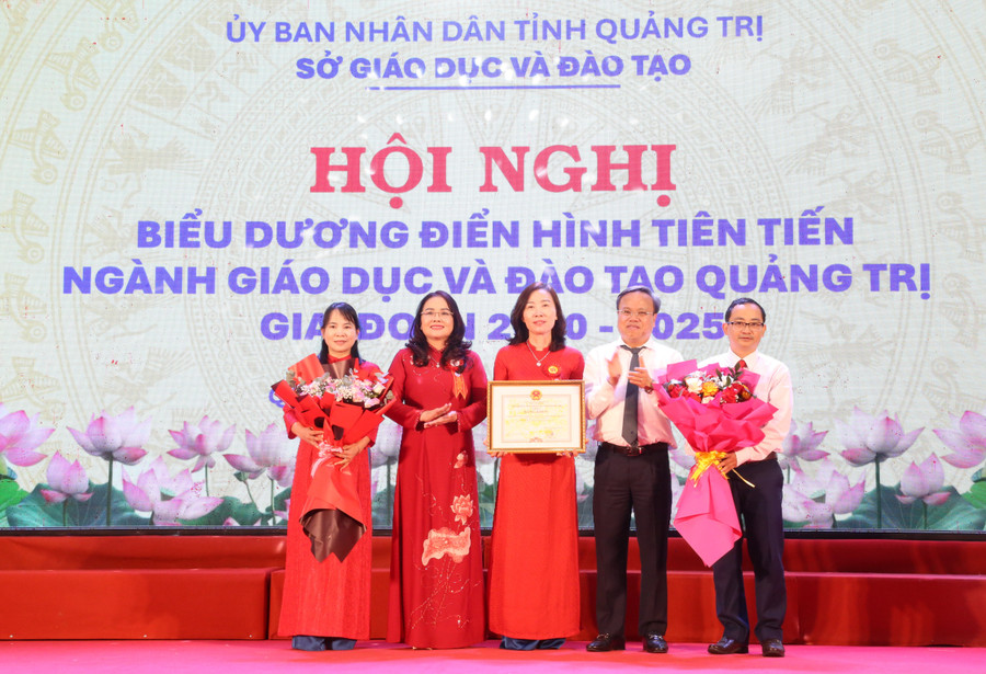 Ông Lê Đức Tiến, Phó Chủ tịch UBND tỉnh và TS Lê Thị Hương, Giám đốc Sở GD&ĐT tặng Bằng khen cho tập thể Trường THPT thị xã Quảng Trị. dien-hinh-giao-duc-2-1702.jpg