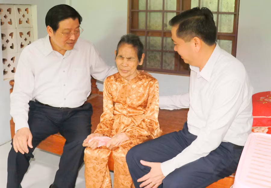 Ông Phan Đình Trạc - Trưởng Ban Nội chính Trung ương thăm gia đình chính sách ở Quảng Trị.