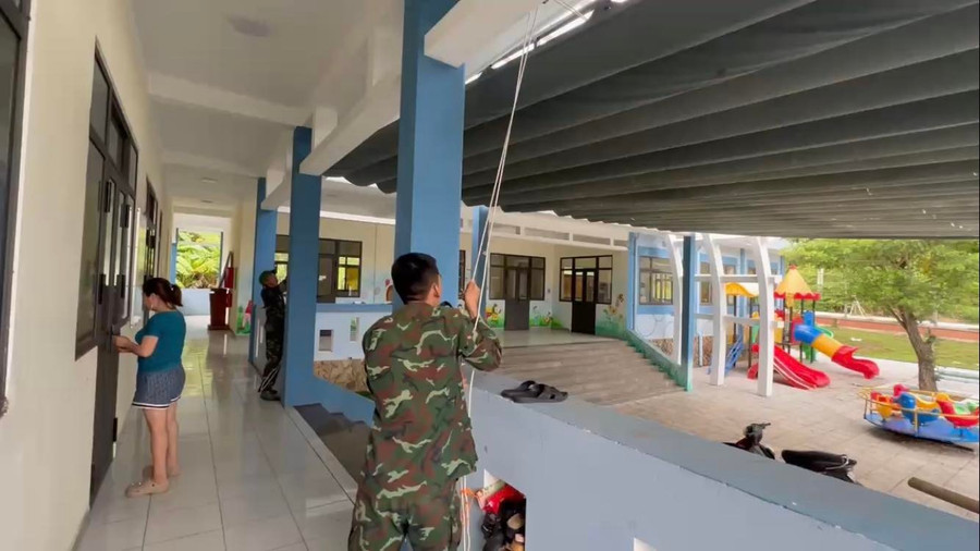 Lực lượng chức năng chằng chống, gia cố công trình Trường Mầm non Hoa Phong Ba. dac-khu-con-co-4.jpg