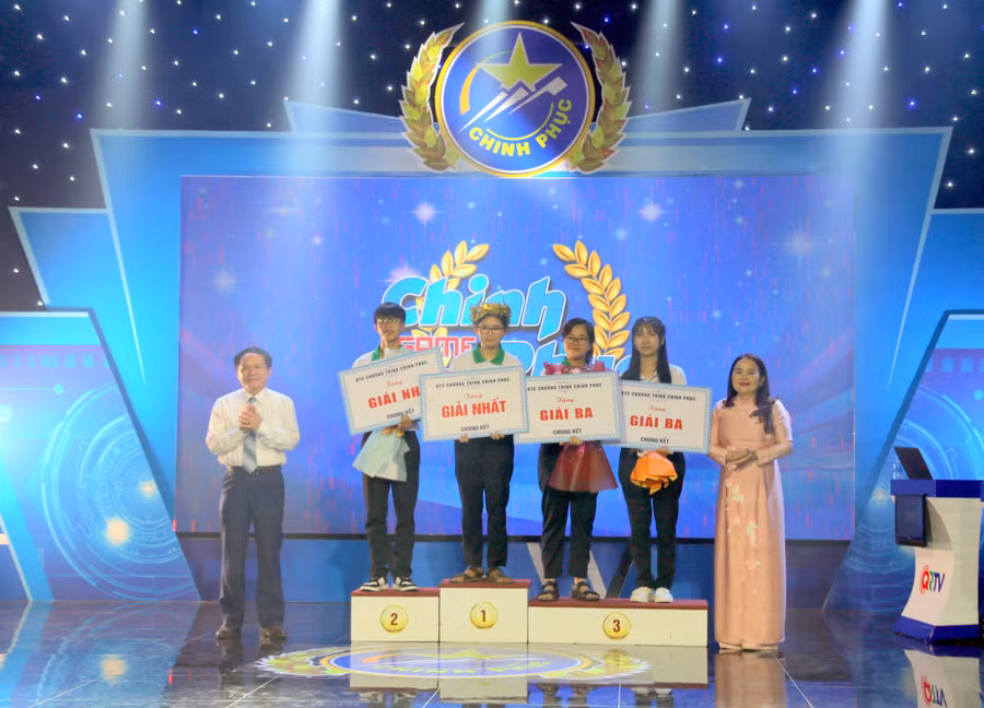 TS Lê Thị Hương, Giám đốc Sở GD&ĐT tỉnh Quảng Trị và ông Lê Vĩnh Nhiên, Phó Giám đốc Đài PTTH trao giải Nhất cho học sinh.