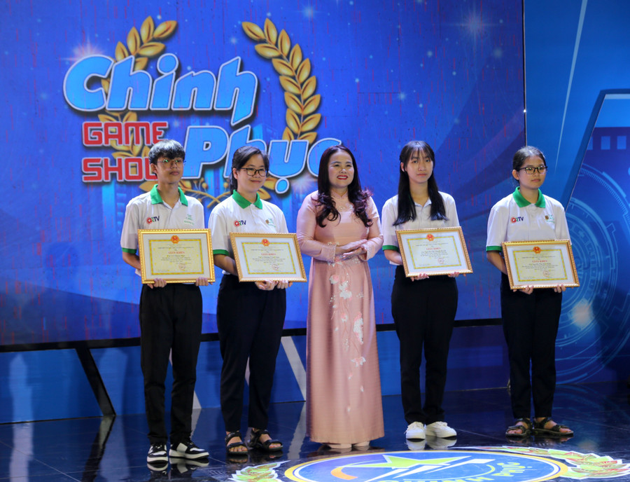 TS Lê Thị Hương tặng giấy khen cho các học sinh lọt vào chung kết. chinh-phuc-1.jpg