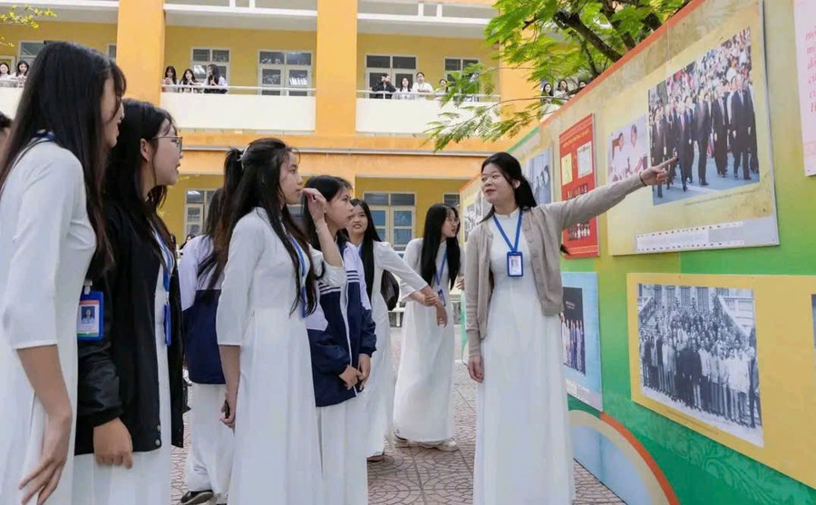 Học sinh Trường THPT Lương Thế Vinh nghiên cứu tư liệu về Trung tướng Đồng Sỹ Nguyên.