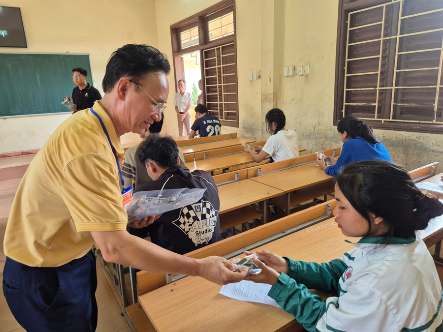 Ông Nguyễn Tửu, Hiệu trưởng Trường THPT A Túc tặng quà đến các thí sinh.