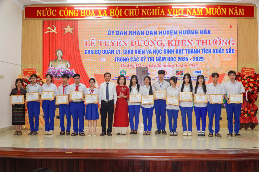Ông Trần Bình Thuận, Chủ tịch UBND huyện Hướng Hoá và bà Nguyễn Thị Thanh Nga, Trưởng Phòng GD&ĐT huyện khen thưởng học sinh xuất sắc. dsc06103.jpg