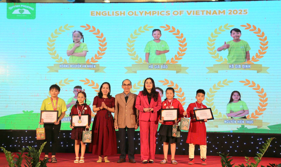 Bà Lê Thị Hương, Giám đốc Sở GD&ĐT trao giải thưởng tiếng Anh cho học sinh.