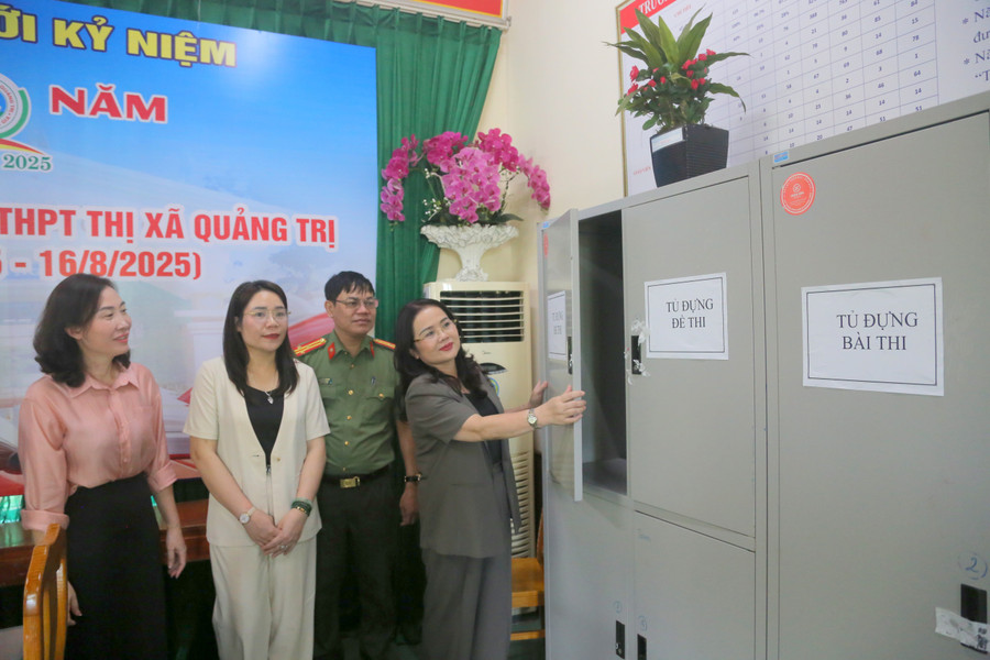 Tại Trường THPT thị xã Quảng Trị, phòng đựng đề thi, bài thi được bố trí camera giám sát. kiem-tra-thi-6.jpg