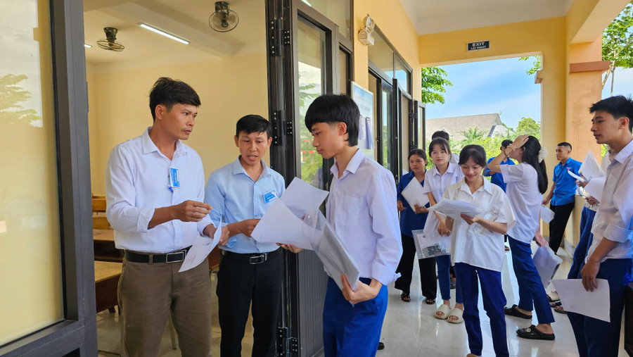 Thí sinh được gọi vào phòng thi. 1000013506.jpg