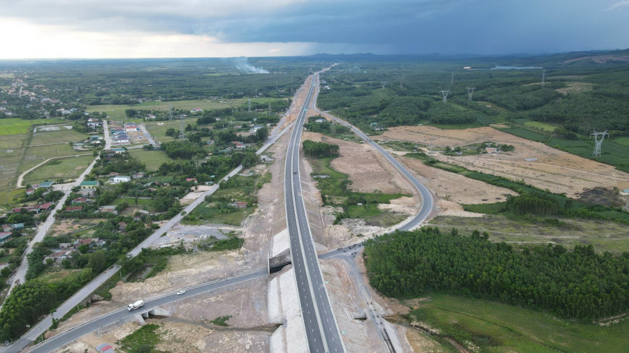 Cao tốc Vạn Ninh - Cam Lộ nhìn từ trên cao. 1000015107.jpg
