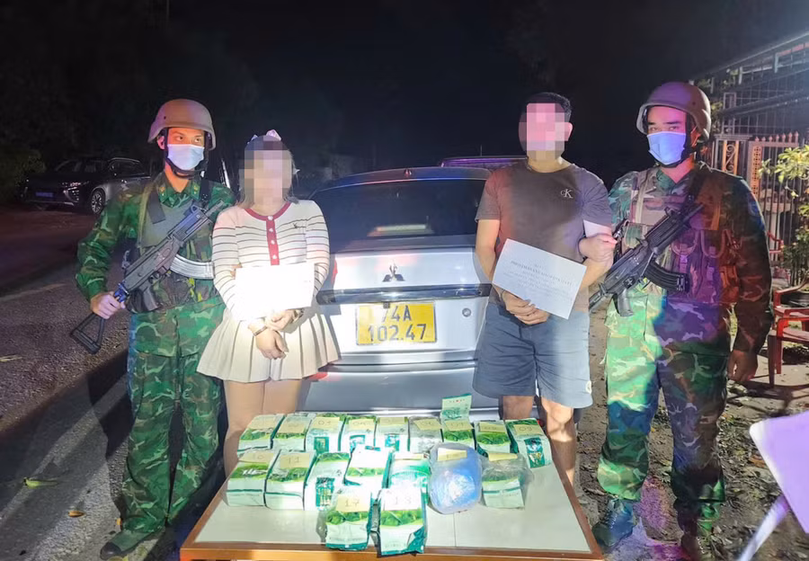 Lực lượng chức năng bắt 2 nghi phạm vận chuyển ma túy.