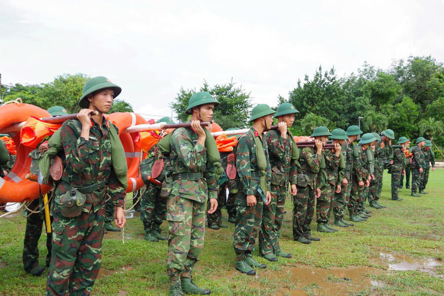 Lực lượng quân đội sẵn sàng cơ động phòng chống bão. 1000015960.jpg