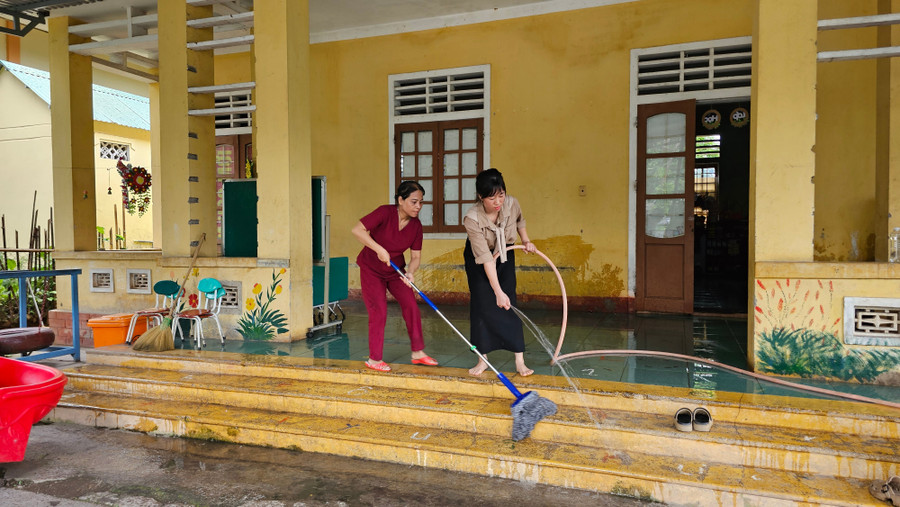 Các cô mầm non phải lau dọn vệ sinh thường xuyên. 1000012185.jpg