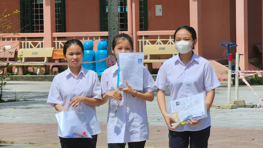 Thí sinh rời phòng thi với tâm trạng thoải mái. 1000013440.jpg
