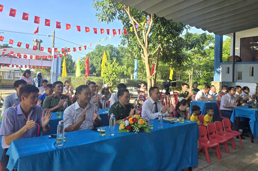 Lãnh đạo địa phương và lực lượng vũ trang dự lễ khai giảng. con-co-5.jpg