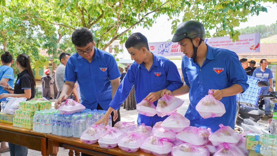 Các đoàn viên chuẩn bị suất ăn trưa hỗ trợ thí sinh. 0668acf8ce2679782037.jpg