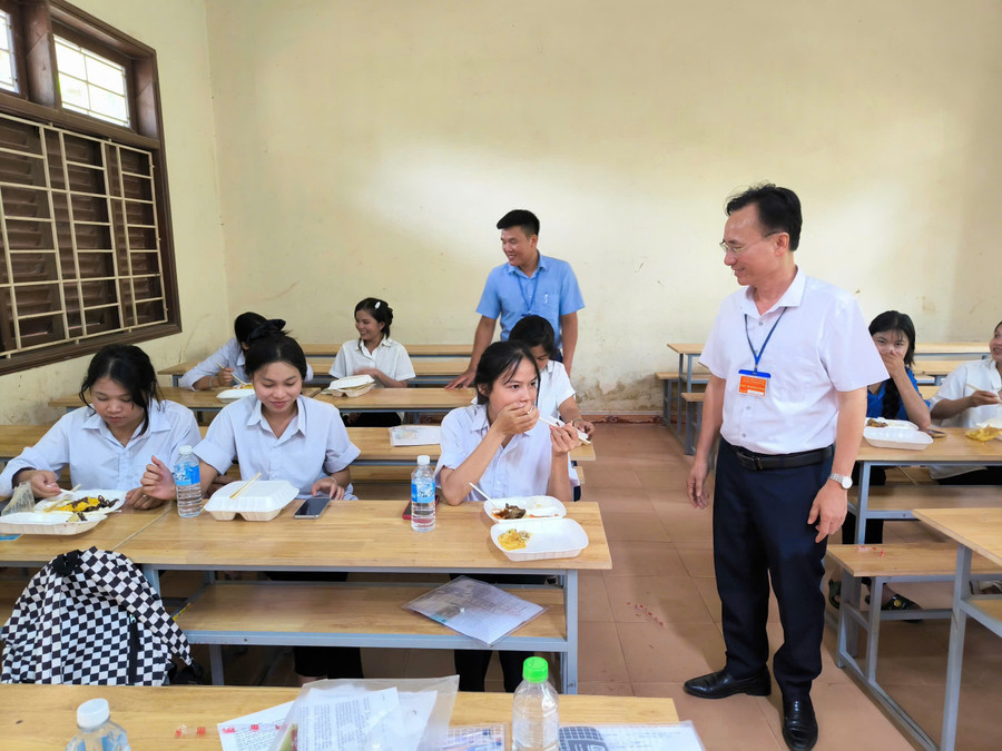 Các thí sinh Trường THPT A Túc ăn trưa để chuẩn bị bước vào buổi thi thứ 2. 03a59d60fcbe4be012af.jpg