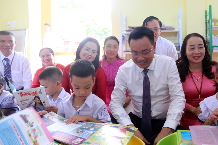 Lãnh đạo tỉnh Quảng Trị tham quan các phòng học. bi-thu-quang-tri-2.jpg