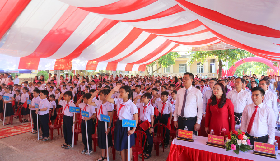 Lãnh đạo Tỉnh ủy và Sở GD&ĐT dự lễ khai giảng tại Trường Tiểu học Võ Thị Sáu, xã Vĩnh Linh. bi-thu-quang-tri-1.jpg