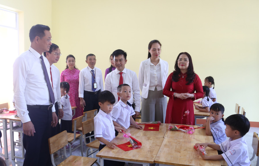 Lãnh đạo Sở GD&ĐT cảm ơn sự quan tâm của lãnh đạo tỉnh đối với ngành giáo dục. bi-thu-quang-tri-4.jpg