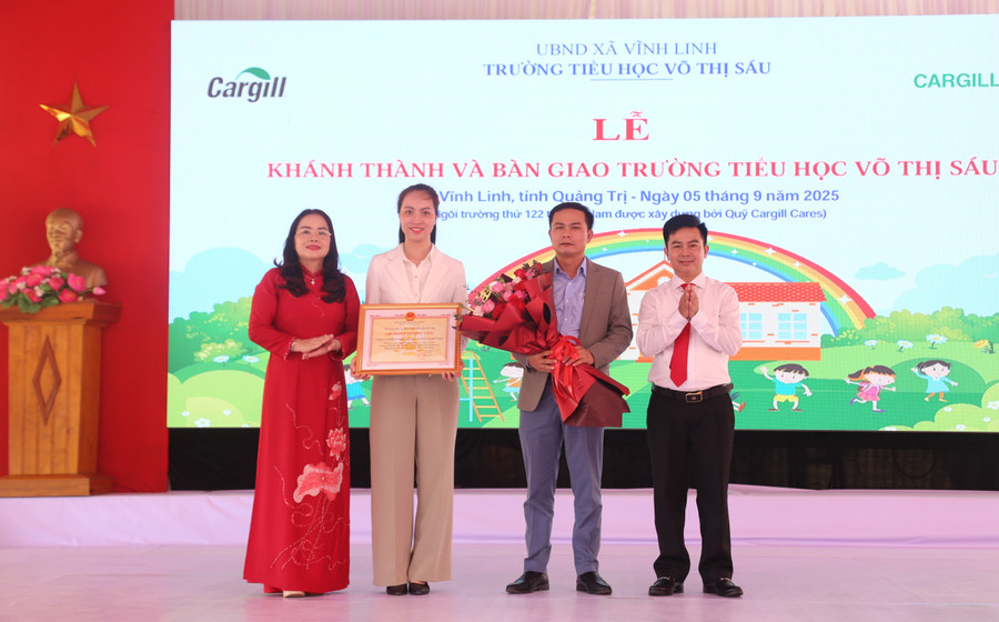 TS Lê Thị Hương - Giám đốc Sở GD&ĐT Quảng Trị ghi nhận tấm lòng của nhà tài trợ. bi-thu-quang-tri-6.jpg