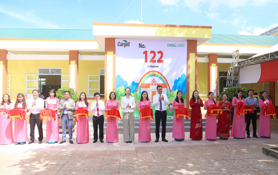 Ông Lê Ngọc Quang - Bí thư Tỉnh ủy; TS Lê Thị Hương - Giám đốc Sở GD&ĐT Quảng Trị, nhà tài trợ, lãnh đạo xã Vĩnh Linh cắt băng khánh thành.