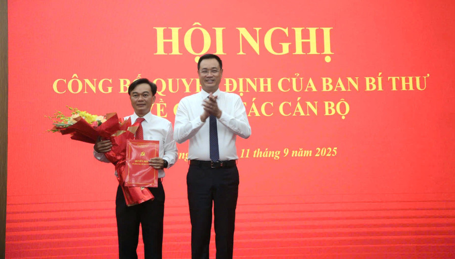 Ông Lê Ngọc Quang, Bí thư Tỉnh ủy Quảng Trị trao quyết định của Ban Bí thư về chỉ định Phó Bí thư Tỉnh ủy.